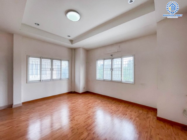 *****บ้านแฝดมือสอง ม.นันท์นรินทร์ นาวง-ดอนเมือง บ้านแฝดพร้อมอยู่ เนื้อที่ 35.5 ตร.ว. ฟังก์ชัน 3 ห้องนอน 3 ห้องน้ำ จอดรถได้ 2 คัน บนทำเลดีที่สุด ราคาคุ้มสุดในย่านนี้! เชื่อมต่อทุกการเดินทาง ใกล้สนามบินดอนเมือง ทางด่วน "อุตราภิมุข" และรถไฟฟ้าสายสีแดงเข้ม "สถานีหลักหก"